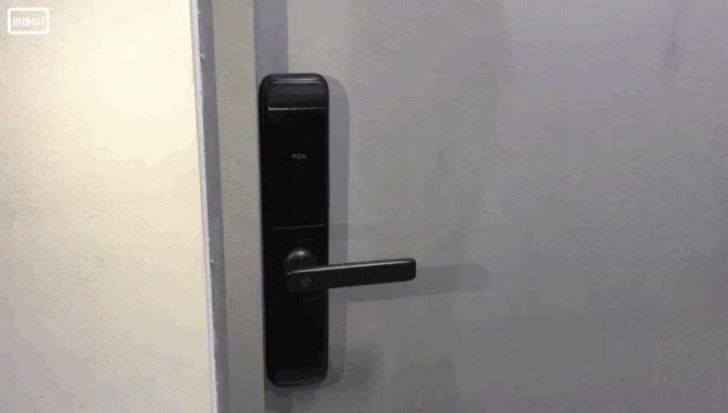 密码开锁门卡开锁锁门的方式与传统的门锁相同,在室外将门关好后向上