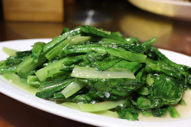 蚝油蒜蓉油麦菜,清脆爽口,香味浓郁,闻着就流口水