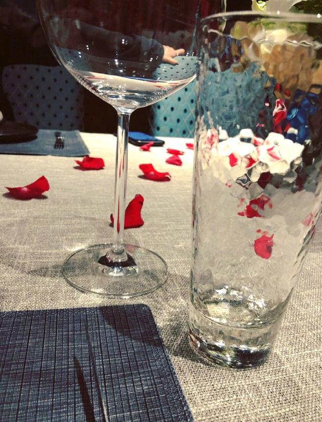 红酒杯,玫瑰花,超级浪漫.
