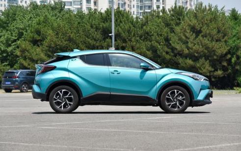 这款小型的SUV,丰田制造质量靠谱,171马力,50升油跑700多公里