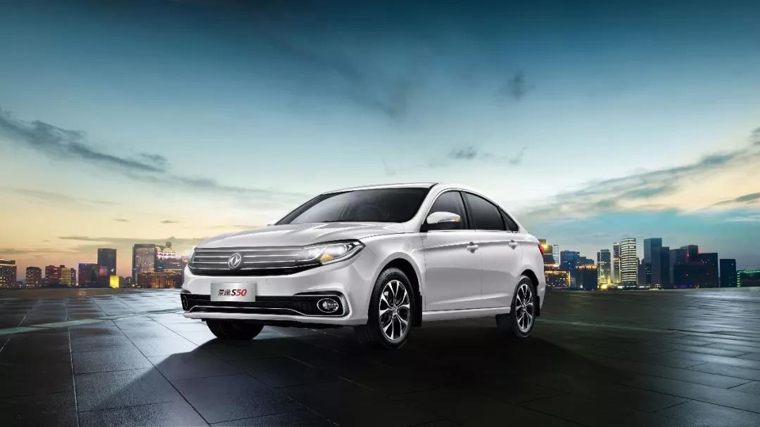 售价6.99万,百公里油耗6.4L,这款轿车又大又便宜!