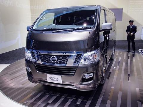 很少见的日产“大面包”，气势不输埃尔法，车内能放一张双人床！