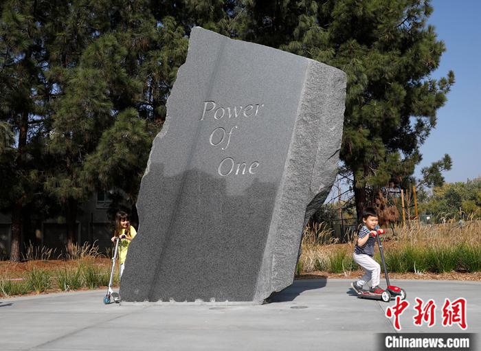 图为一座雕塑上刻着张纯如的格言“Power Of One”。中新社记者 刘关关 摄