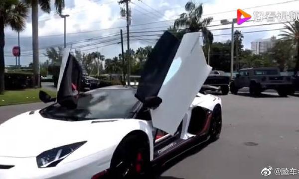 兰博基尼大展身手，这两种颜色，哪种更适合撩妹！？