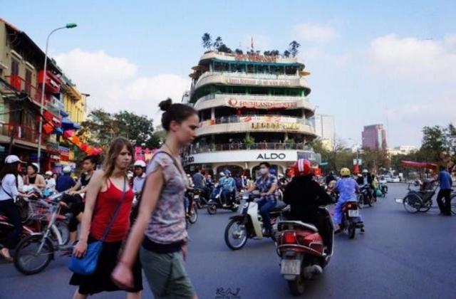 越南河内街拍：杂乱的街道，满街的摩托车，靓丽的美女