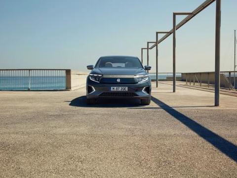 把电影的屏幕搬上车，这个造车新势力可真敢做