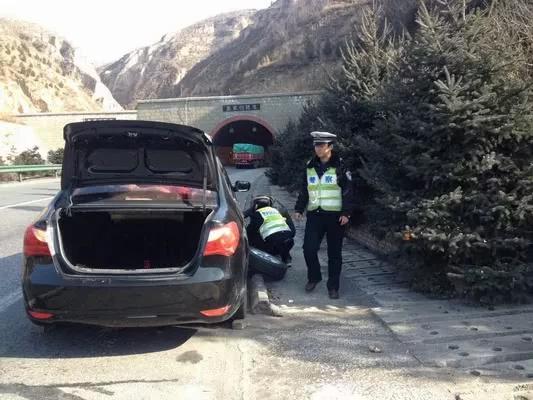 应急车道更换备胎被扣6分?车主怒怼交警:你来教教我怎么换?