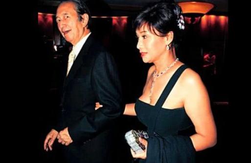 马上成为赌王四太的利智,遭"江湖追杀令",何超云疑似是她女儿
