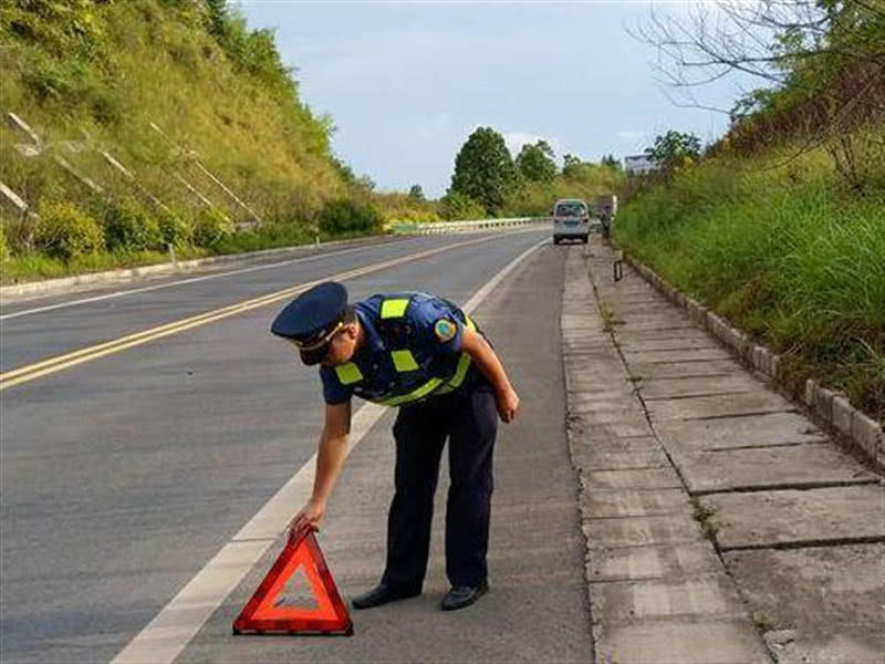 应急车道更换备胎被扣6分?车主怒怼交警:你来教教我怎么换?