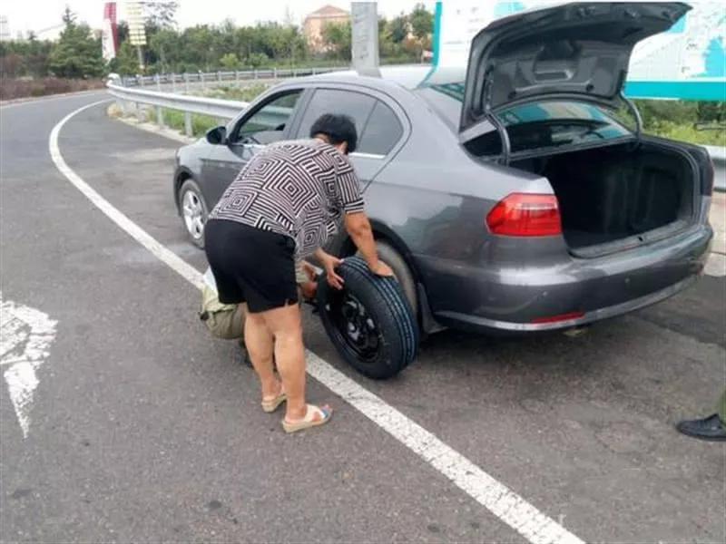 应急车道更换备胎被扣6分?车主怒怼交警:你来教教我怎么换?