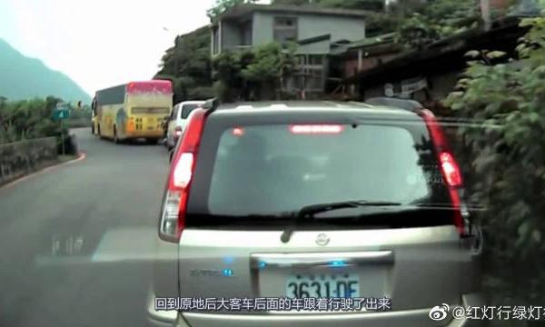 保时捷逆向超车，不料被大客车逼回原地