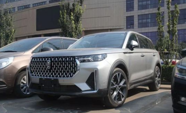 顶配预售19.99万,上车可享30万级别的奢华感,4.8米长尽显霸气