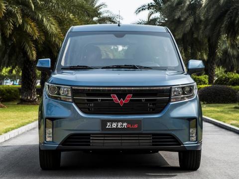 起售价比老款贵2万，五菱宏光PLUS膨胀了！颜值虽高配置却是硬伤