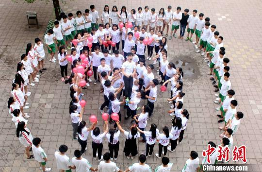 某校毕业班学生在课间休息时通过游戏互动的方式减压。 李建平 摄