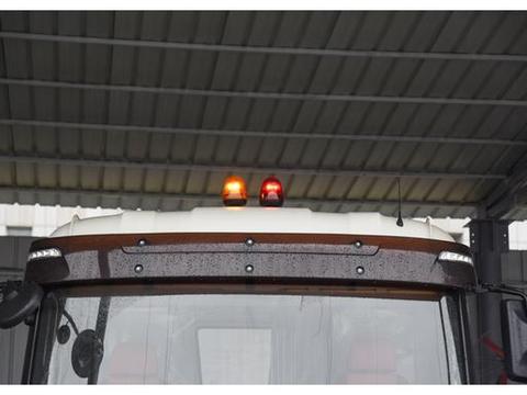 配置像国内百吨王，500马力国三排放，实拍罕见的三一出口牵引车