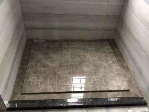 卫生间地面不要傻傻贴瓷砖了,头次见有钱人铺这种材料,聪明极了|卫生间|有钱人|大理石_新浪新闻