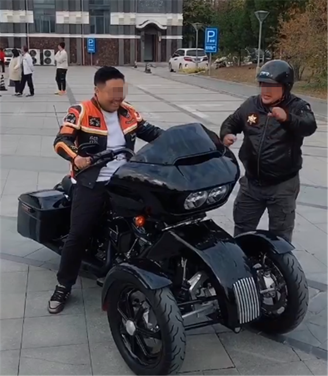 “倒三轮”哈雷摩托车,落地65万,排量1801CC,国内罕见