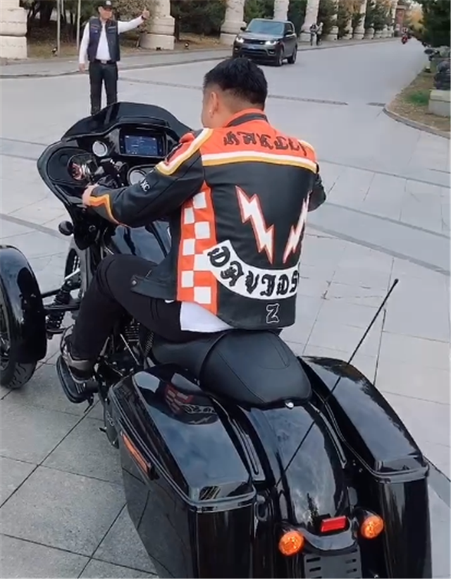 “倒三轮”哈雷摩托车,落地65万,排量1801CC,国内罕见