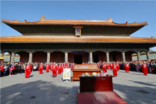 乔延年一一中国曲阜诗歌论谈時所作《七言长诗》