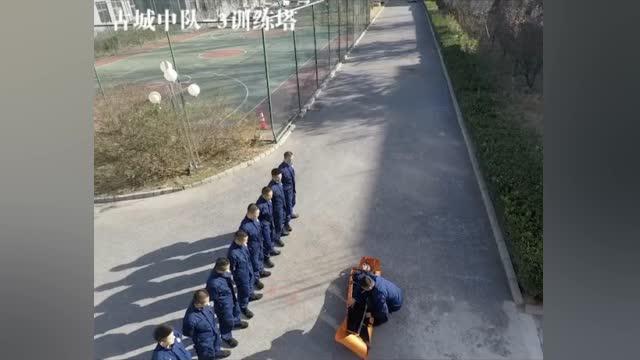 消防员训练中突然出警 留下扮伤员的队长风中凌乱(含视频)