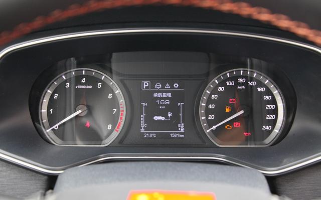 轴距近2.8米、178马力,7.99w可入手,我确信,这SUV是来捣乱的