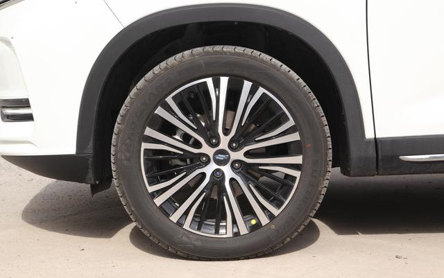 轴距近2.8米、178马力,7.99w可入手,我确信,这SUV是来捣乱的