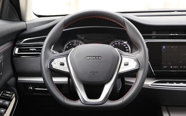 轴距近2.8米、178马力,7.99w可入手,我确信,这SUV是来捣乱的