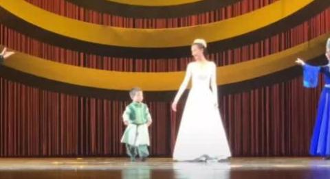 佟丽娅舞台剧落幕，3岁儿子帅气现身，和妈妈一起鞠躬致谢超懂事