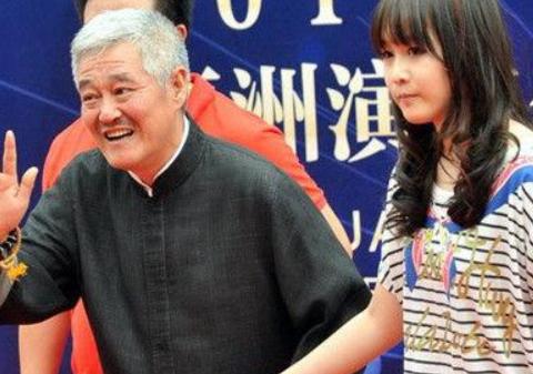 赵本山女儿主动签订“五年不恋爱”五亿天价合同，向拼二代转型