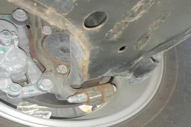 又一生锈王汽车诞生,新车1万公里就锈迹斑斑,最关键还是日系车