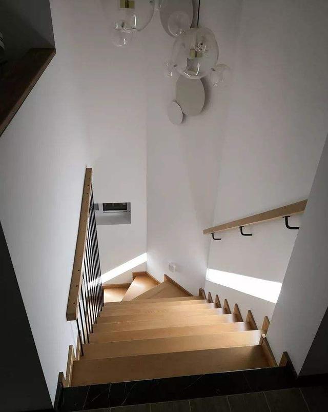 越来越多人都不在楼梯装灯带了，楼梯板也会发光！一看就很高大上