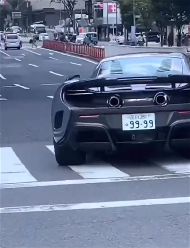 “战斗灰”迈凯伦650S，落地470万，3秒破百，车牌成最大亮点