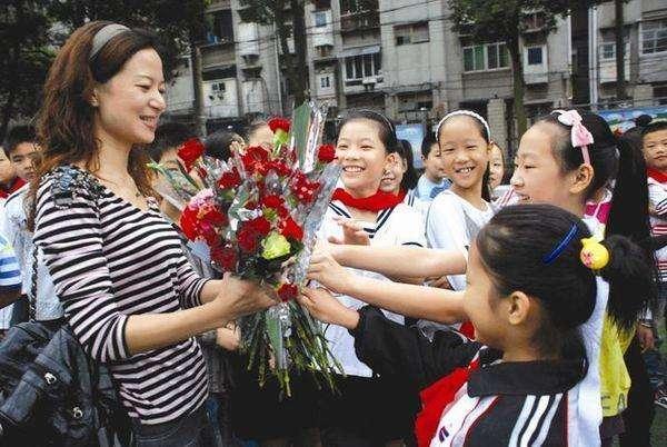 小学教师人员紧张，校长不带课合理吗？校长却回了两个字