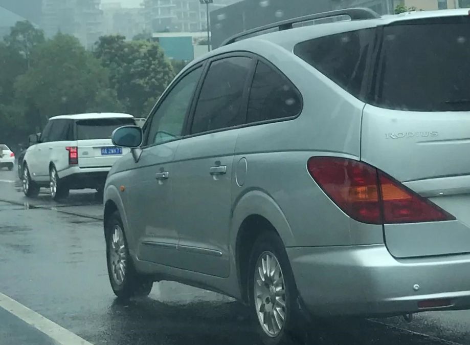 网友偶遇国内罕见的韩系MPV,仅“55555”车牌价值千万!