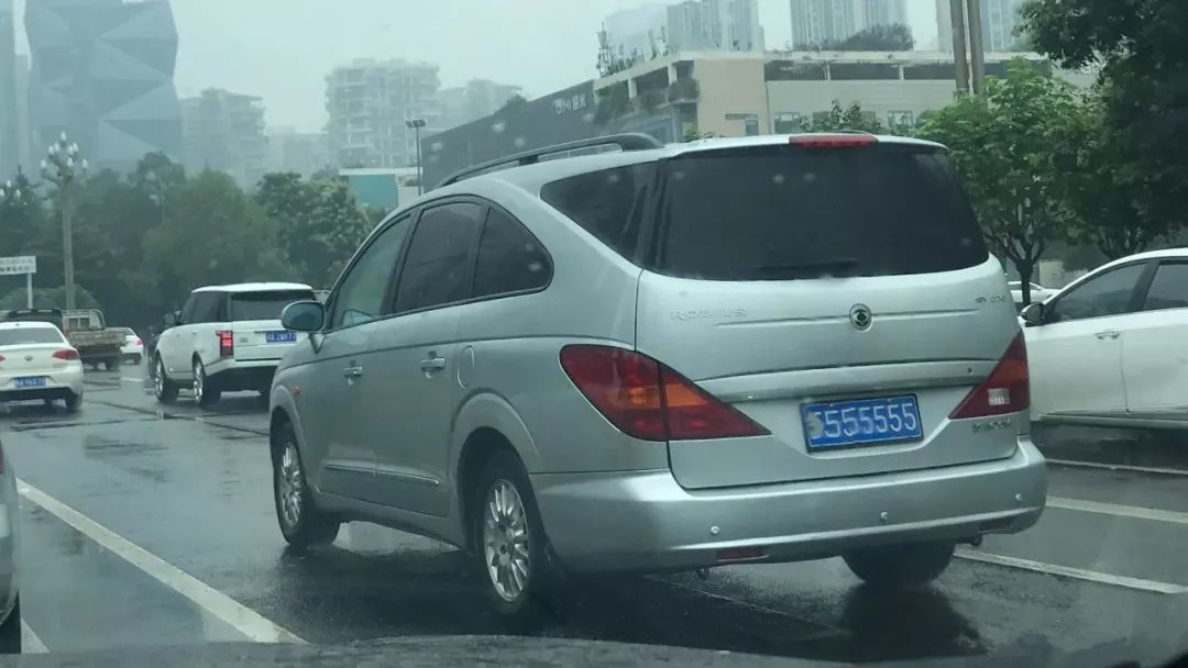 网友偶遇国内罕见的韩系MPV,仅“55555”车牌价值千万!