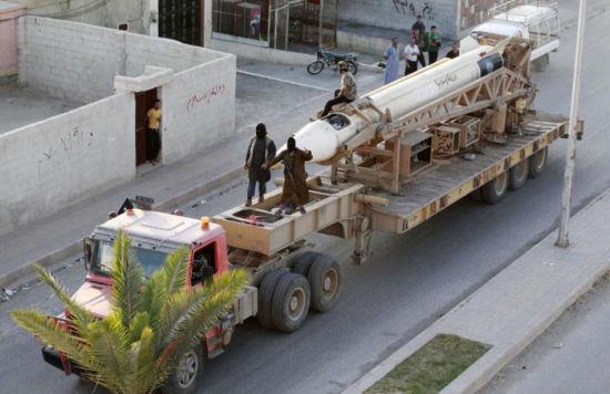 资料图：伊拉克极端组织ISIS宣称拥有远程弹道导弹。图为飞毛腿战术导弹“游街”场景。