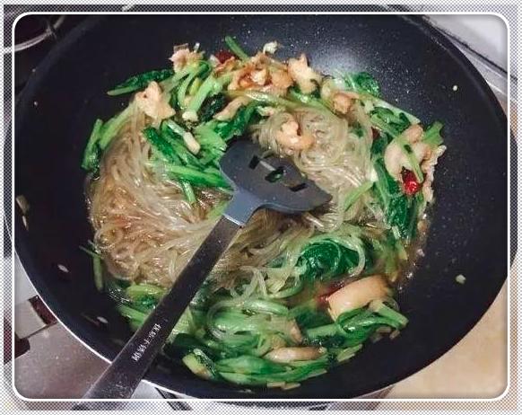 为什么在家一炒粉条就成团？加上这一步，做出的粉条不粘还美味