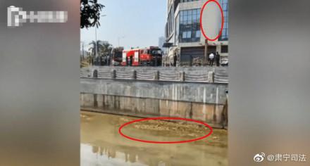「豪门国际娱城网址开户」男子带妻儿乘电梯,连续猛踹电梯门直致损坏……
