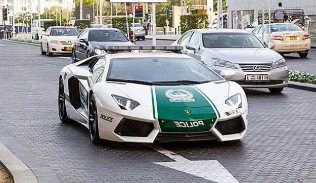 迪拜的富与贫：豪车满地跑，外来务工日薪35元，乞讨犯法