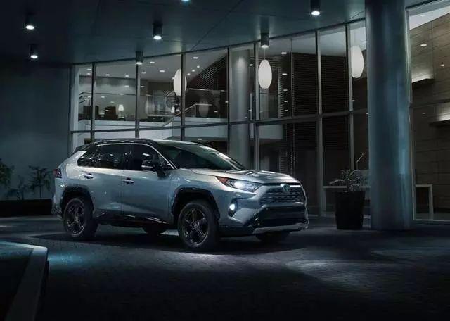 不差钱的情况，全新的RAV4，2.0L和2.5L双擎应该怎么选？