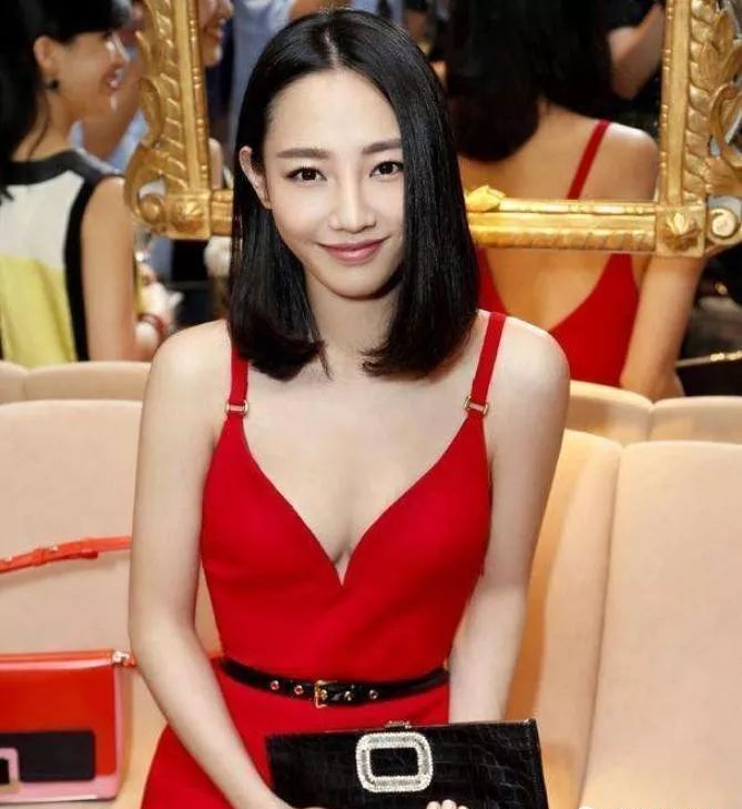 白百何19岁就敢这么穿,还被年轻男模贴身搂腰,网友:太