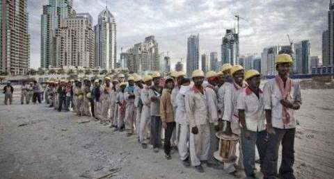 迪拜的富与贫：豪车满地跑，外来务工日薪35元，乞讨犯法