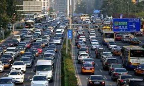 一边限外地牌，一边新能源不限号，这样真的能解决拥堵吗？