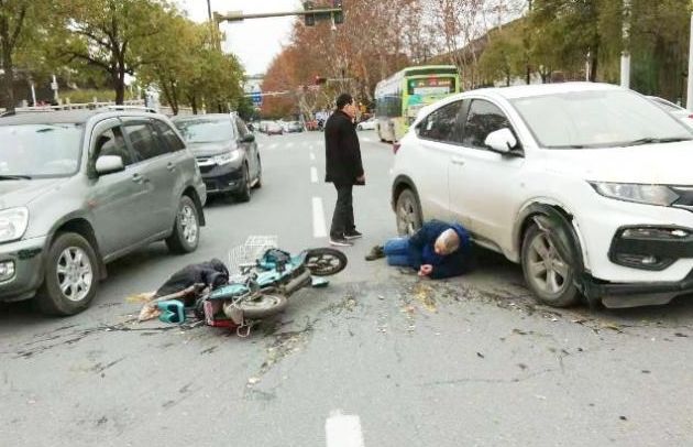 开车等红灯被电动车追尾,导致骑车人伤亡,汽车车主需要担责吗?