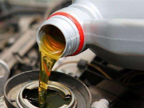 汽车做保养，你在旁边玩手机，活该你被坑！