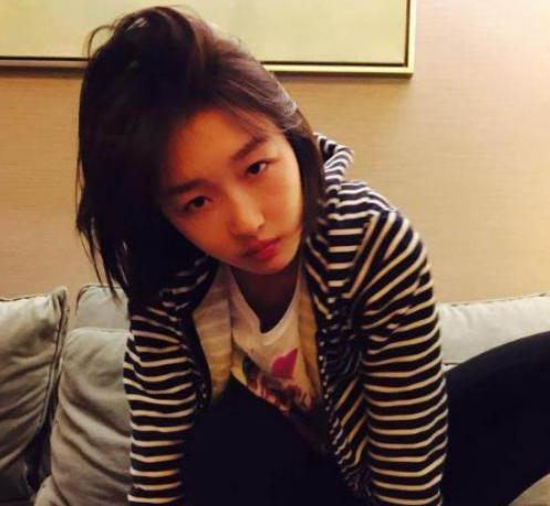 带你参观周冬雨的家,门口装着破旧不锈钢门,里面装修却豪华无比