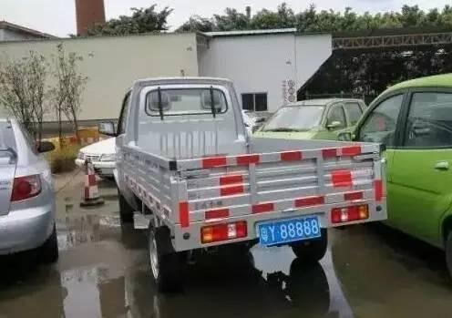 这辆货车只值2万,但加上车牌值200万,吸引车管所众人围观!