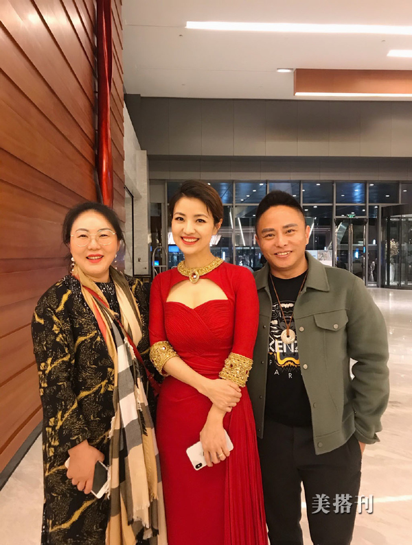 撒贝宁前女友涂经纬近照曝光，穿镂空红裙不像39岁，网友：太美了