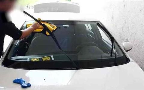 风挡玻璃日常养护要注意这2点！雨刷器和安全带也要注意