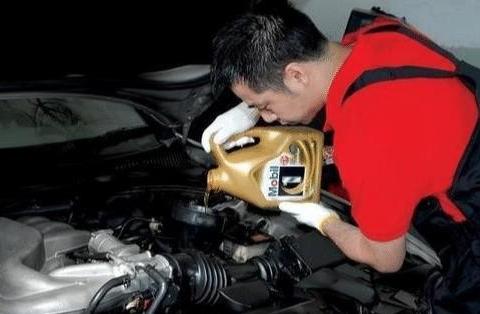 汽车频繁保养和一年保养1次，哪个容易损车？